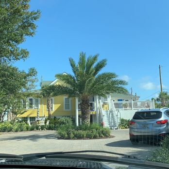 The Georgianne Inn - Pulling in - Hotels Near Me - Tybee Island, Georgia
