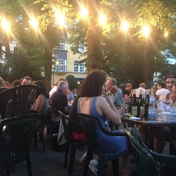 Rheingauer Weinbrunnen - Evening under the lights - Festivals Near Me - Berlin, BE