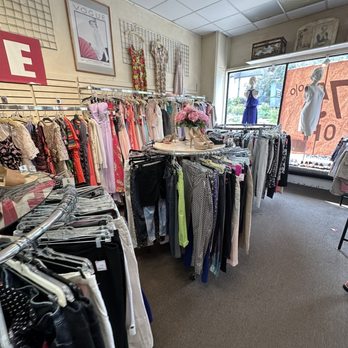 Dannie Duluth Consignment - Front of store - Used, Vintage & Consignment Near Me - Duluth, Minnesota