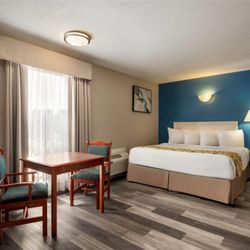Baymont by Wyndham Hinton - Guest room