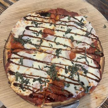 St James Winery - Margarita pizza, cauliflower crust - Wineries Near Me - Branson, Missouri