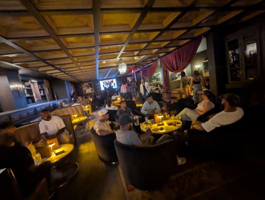 Still G.I.N. Lounge By Dre and Snoop by null