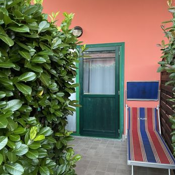 La Perla - Another neighboring patio courtyard - Hotels Near Me - Varallo Pombia, NO