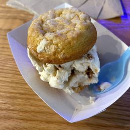 Gooey butter cake cookies/almond praline ice cream