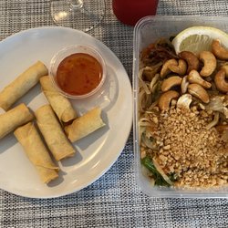 Svenska Thai Wok - Vegetariska vårrullar samt vegetarisk Pad Thai (som take-away).