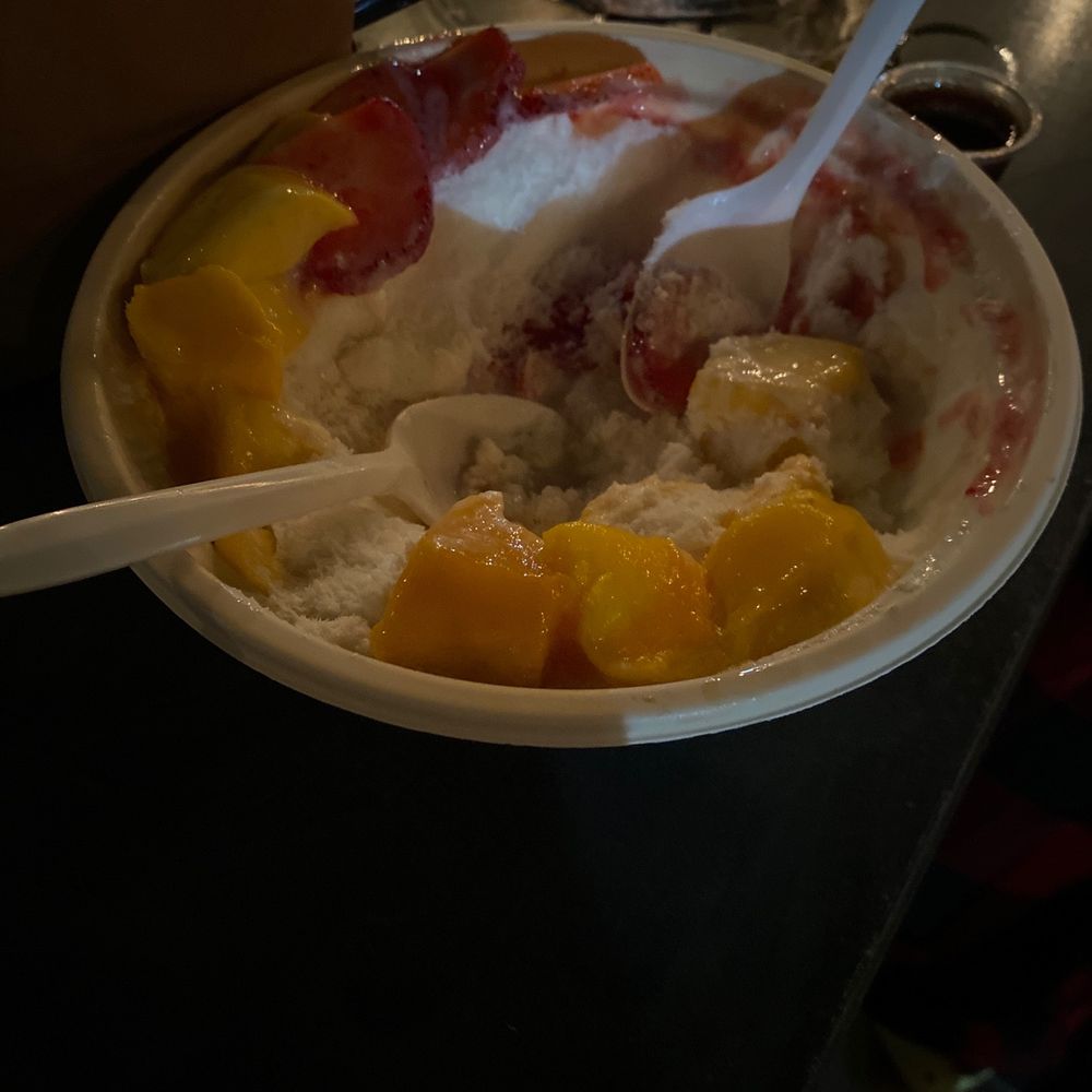 Fourteasons Coffee & Tea - Bingsoo with juicy mangos and strawberries. Can add lechera for icecream like taste. - Bubble Tea Near Me - Davis, California Fourteasons Coffee & Tea - Bingsoo with juicy mangos and strawberries. Can add lechera for icecream like taste. - Bubble Tea Near Me - Davis, California