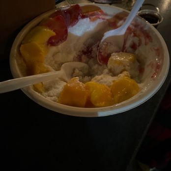 Fourteasons Coffee & Tea - Bingsoo with juicy mangos and strawberries. Can add lechera for icecream like taste. - Bubble Tea Near Me - Davis, California Fourteasons Coffee & Tea - Bingsoo with juicy mangos and strawberries. Can add lechera for icecream like taste. - Bubble Tea Near Me - Davis, California