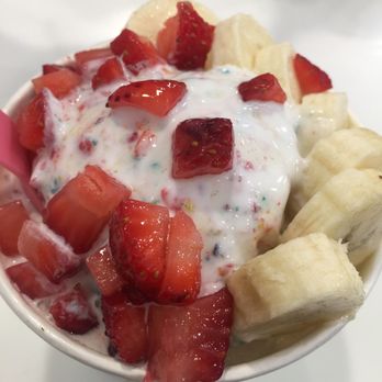 Creamistry - Mine... fruity pebbles ice cream topped w bananas and strawberries - Desserts Near Me - Bakersfield, California