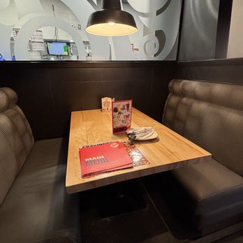 Boston Pizza - Table - Pizza Near Me - Bowmanville, Ontario Boston Pizza - Table - Pizza Near Me - Bowmanville, Ontario