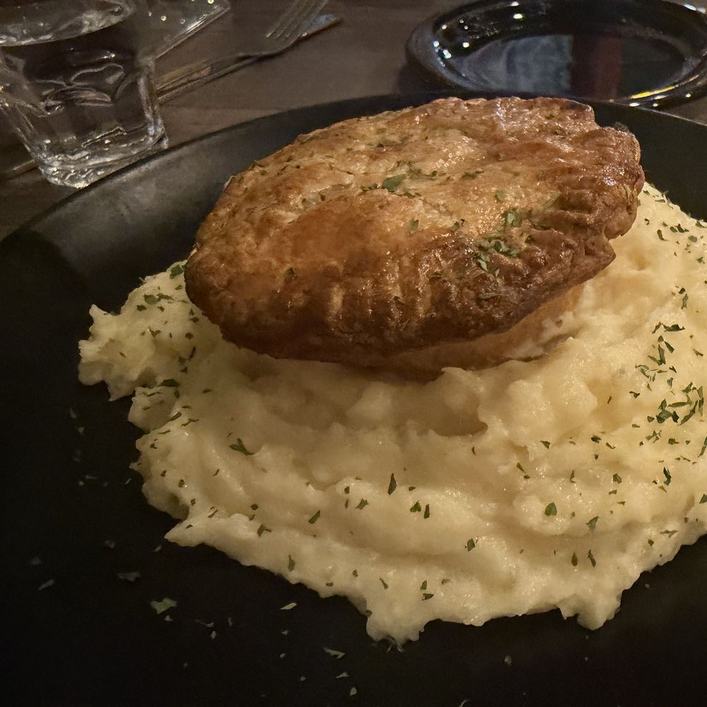 Chicken pie with leeks and smoked bacon