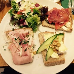 Le Père Gourmandin - Trio de tartines au choix : pesto tomate mozza -  Brie, miel, noix et concombre - jambon Mayo à la moutarde