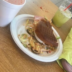 Torta de jamón. Un volcán. Agua de pepino con chía.