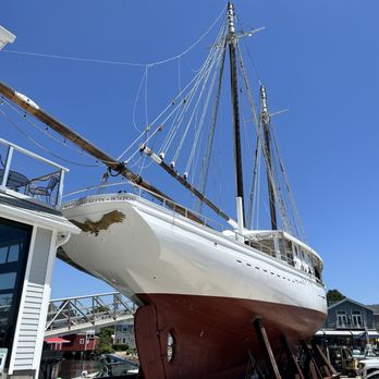 Pilot House Restaurant - Seafood Near Me - Kennebunk, Maine