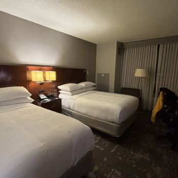 DoubleTree by Hilton Minneapolis Airport - Double Room - Hotels Near Me - Bloomington, Minnesota DoubleTree by Hilton Minneapolis Airport - Double Room - Hotels Near Me - Bloomington, Minnesota