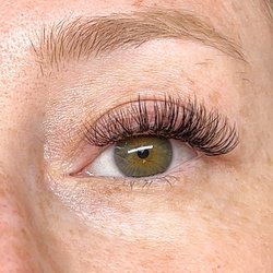 Lovely Esthetics - Short hybrid lash extensions