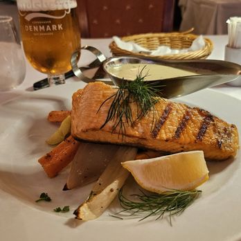 Restaurant Vita - Grillet laks serveret med sauté af årstidens grøntsager og estragonsauce - Scandinavian Near Me - Copenhagen, 84 Restaurant Vita - Grillet laks serveret med sauté af årstidens grøntsager og estragonsauce - Scandinavian Near Me - Copenhagen, 84