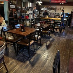 Henry's World Famous Hi-Life - Dining room