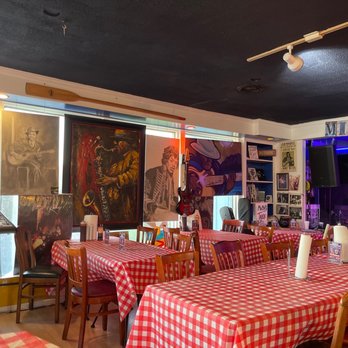 Papa Turney's - a dining room with red and white checkered tablecloths - Barbeque Near Me - Hermitage, Tennessee
