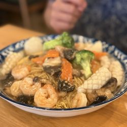 Seafood fried noodles
