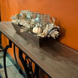 Bay Leaf Bar & Grill - Decor on a table by the front door