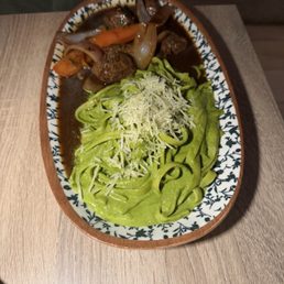 Fetuccini Al Pesto Con Lomo Saltado Fetuccini Al Pesto Con Lomo Saltado