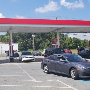 Goose Creek - a car at a gas station - Convenience Stores Near Me - Denton, Maryland