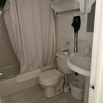 Catskill Seasons Inn - Bathroom - Hotels Near Me - Shandaken, New York