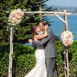 A2 Imagine Events | Anna's Flowers - First kiss as Mr. & Mrs. under Anna's arch!