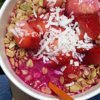 Jamba - Pitaya bowl... Minus all the banana inside and on top. - Juice Bars & Smoothies Near Me - Kailua, Hawaii