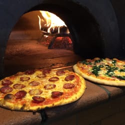 Pizzeria La Fontanina - Hier gibt es noch Pizza aus dem Steinbackofen