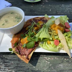 Veldkeuken De - Veldkeuken Classic vegan version: soup of the day, a wonderful flatbread with toppings and salad.
