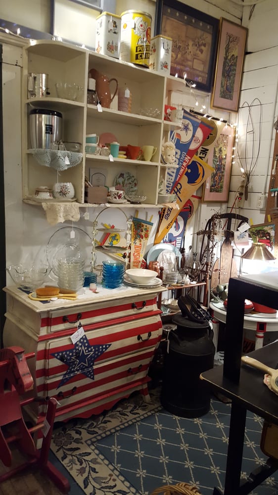 PRAIRIE AVENUE ANTIQUES Updated October 2024 9936 Main St, Hebron