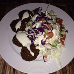 HUB - Falafel + Salada com sour cream a base se leite de soja