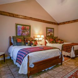 Hemlock Inn - Double queen up stairs with cathedral ceiling