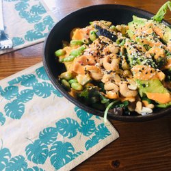 MA’LOA - Bowl mit Sushi-Reis, Ahi-Tuna, Gurke, Edamame Bohnen, Vul'Cano (Soße), Cashewnüsse & Acocado. Seeeeehr lecker