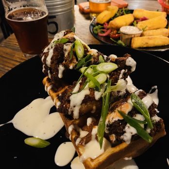 Paname Brewing Company - Spicy Chicken & Sweet Waffle with Buttermilk dressing - Breweries Near Me - Paris, 75 Paname Brewing Company - Spicy Chicken & Sweet Waffle with Buttermilk dressing - Breweries Near Me - Paris, 75