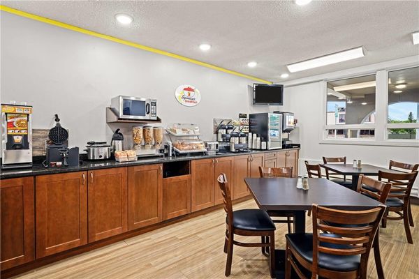 Super 8 by Wyndham Thunder Bay by null