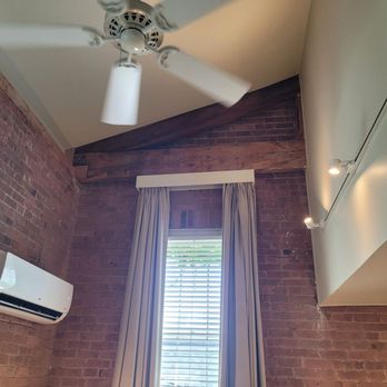 Mill Street Inn - Vauted ceiling - Hotels Near Me - Newport, Rhode Island
