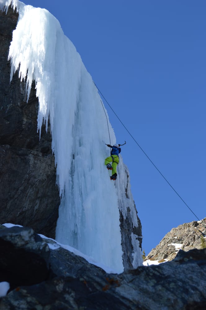 Golden Mountain Guides Logo