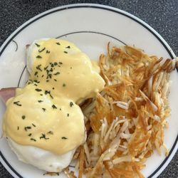Lake Ave Cafe - Eggs Benedict and hash browns