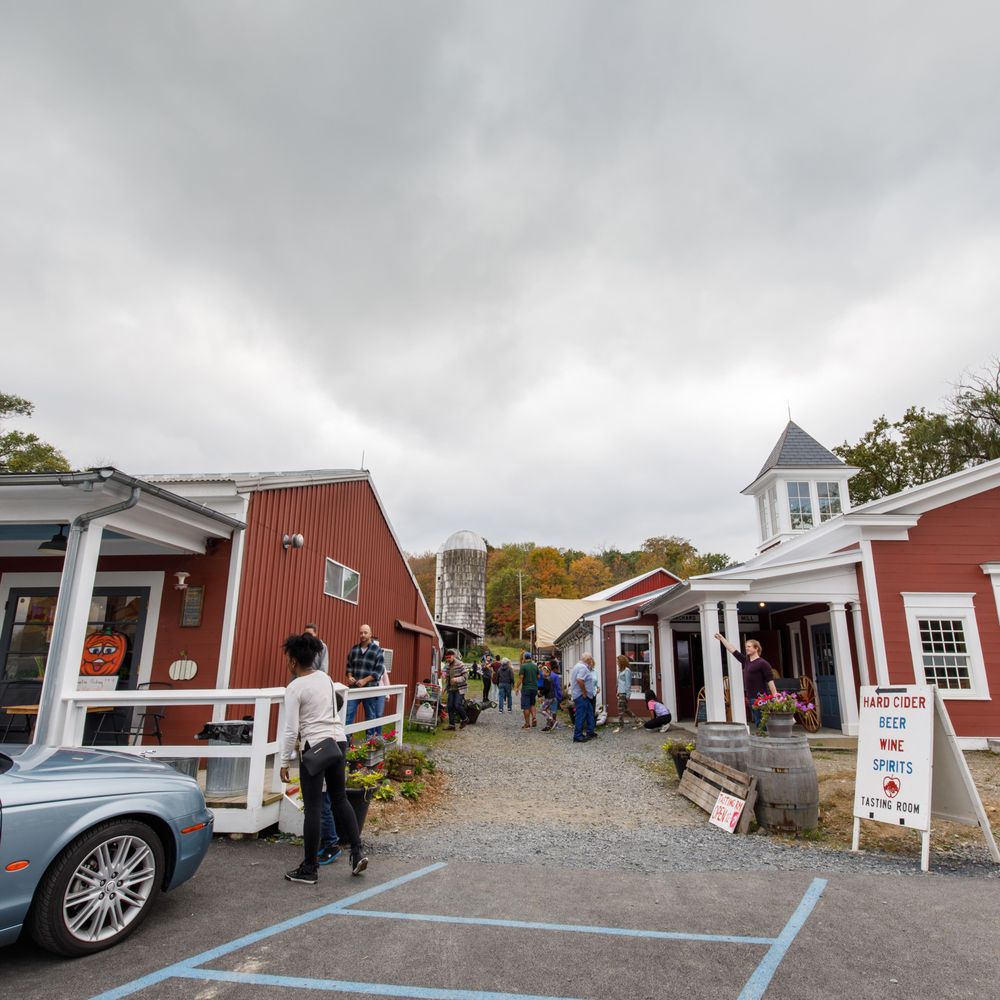 Soons Orchards - Market to the left, Cider tasting to the right - Farmers Market Near Me - New Hampton, New York Soons Orchards - Market to the left, Cider tasting to the right - Farmers Market Near Me - New Hampton, New York