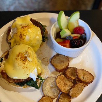 Maxine's On Shine - Crab cake Benedict (special) - New American Near Me - Orlando, Florida
