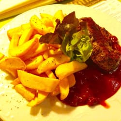 Kartoffelhaus Dominikaner - Saftiges Rindersteak mit lecker Steakfrits und superlecker Baked Beans Soße...