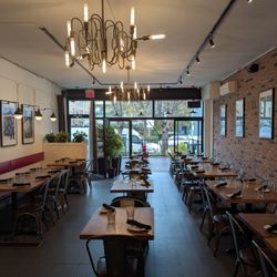 Pizzeria Oro di Napoli - View from the back of the eatery