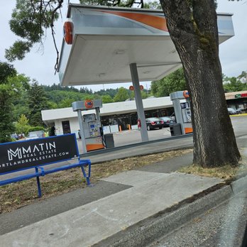 76 Gas Station - The gas pump - Gas Stations Near Me - Portland, Oregon