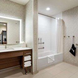 Home2 Suites by Hilton Minneapolis University Area - Guest room bath