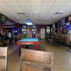 Applejack's Bar & Grille - Pool table