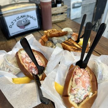 DJ's Clam Shack - Lobster roll and garlic clams - Seafood Near Me - Key West, Florida DJ's Clam Shack - Lobster roll and garlic clams - Seafood Near Me - Key West, Florida