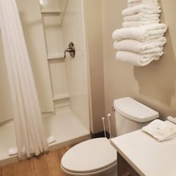 Riverfront Park Travel Apartments - Bathroom.