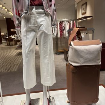 Hermès - What a great Summer travel outfit. Great shoes. - Women's Clothing Near Me - New York, New York Hermès - What a great Summer travel outfit. Great shoes. - Women's Clothing Near Me - New York, New York